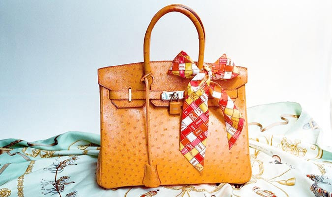Người mua muốn có một chiếc Birkin tại cửa hàng Hermès phải vượt qua nhiều vòng thử thách. Đầu tiên, họ cần tạo mối quan hệ tốt với một trong những trợ lý bán hàng của thương hiệu. Sau đó là chi tiền mặt lớn cho các hàng hóa khác, chẳng hạn như khăn lụa, đồng hồ và giày, để "đủ tiêu chuẩn" mua một chiếc túi xách. Ảnh: Invaluable