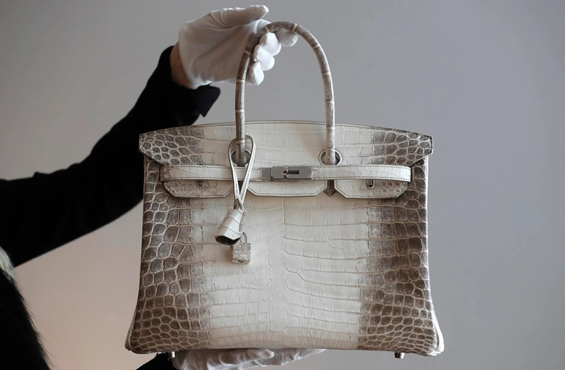 Hermes cho biết việc chế tác thủ công khiến những chiếc túi Hermès Birkin trở nên đắt đỏ hơn. Để làm ra chúng cần sự khéo léo và chú ý đến từng chi tiết. Ảnh: Getty