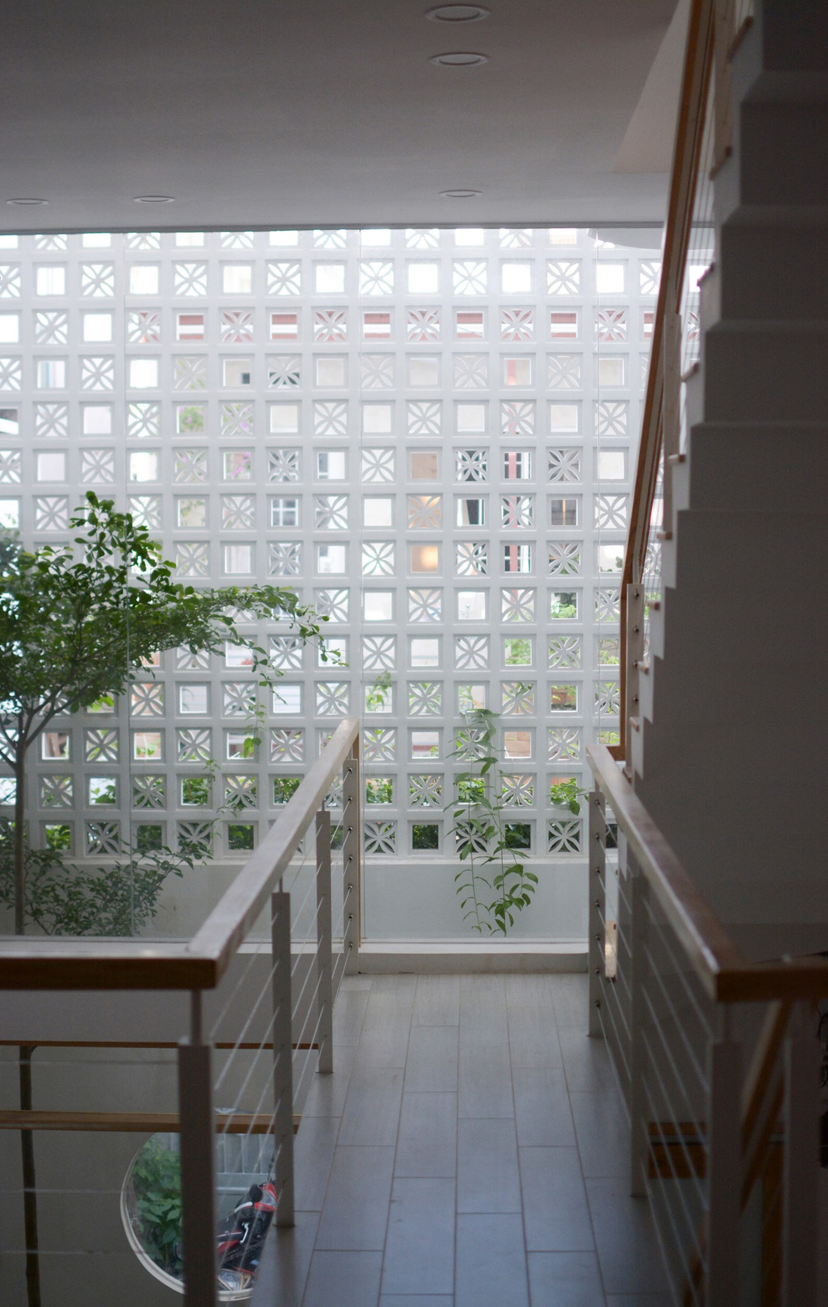 Giải quyết bài toán nhà phố diện tích nhỏ chưa bao giờ đơn giản bởi vấn đề gặp phải luôn là thiếu gió, thiếu sáng. Với Duy House - căn nhà phố 38m2, kiến trúc sư sử dụng gạch hoa gió ngoài mặt tiền giúp thông gió hiệu quả. Ảnh: T H I A architechture