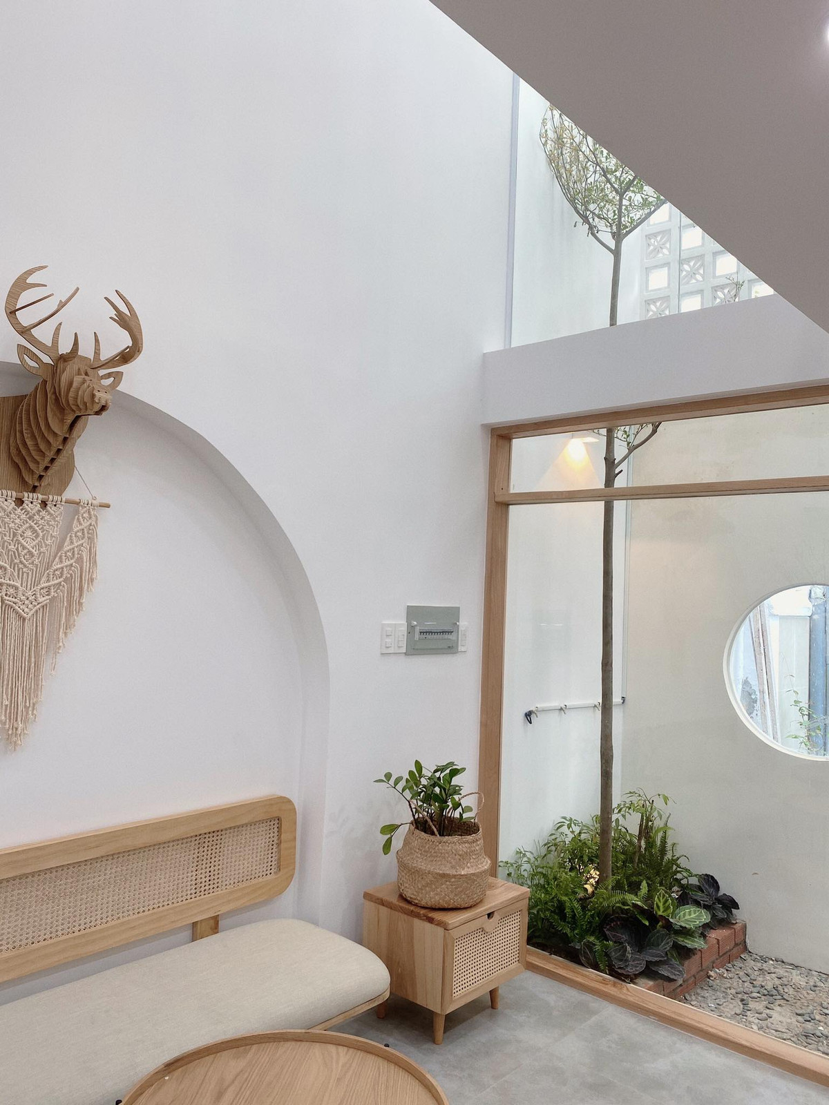 Tầng 1 bao gồm phòng khách, phòng ăn, phòng bếp và toilet. Tầng 2 được thiết kế dành cho không gian riêng tư với phòng ngủ master, phòng thư giãn. Ảnh: T H I A architechture