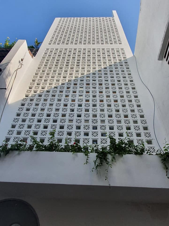 Nằm trong một con hẻm tại đường Nguyễn Văn Công (Q. Gò Vấp, TP HCM) với chiều rộng đường hẻm chỉ hơn 3m, Duy House là công trình điển hình cho nhà phố có diện tích nhỏ. Ảnh: T H I A architechture