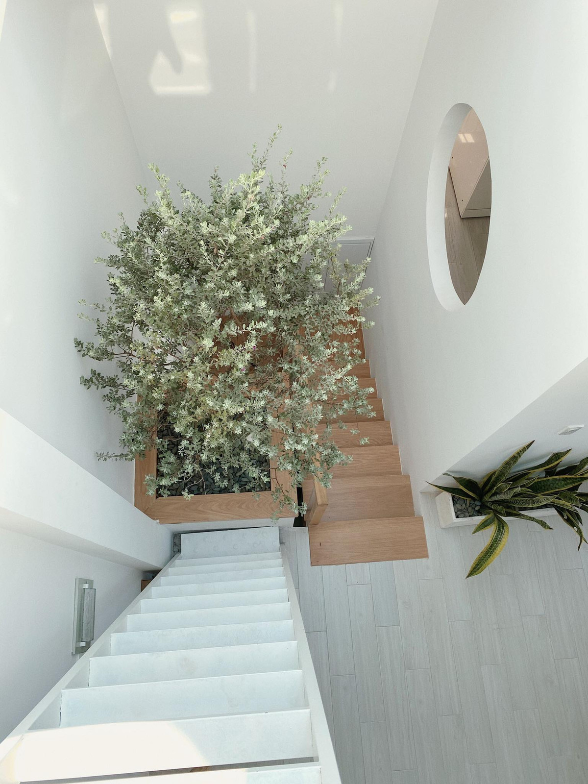 Thiết kế thông tầng giúp các thành viên trong gia đình dễ dàng giao tiếp với nhau và giảm thiểu sự ngăn cách không gian. Ảnh: T H I A architechture