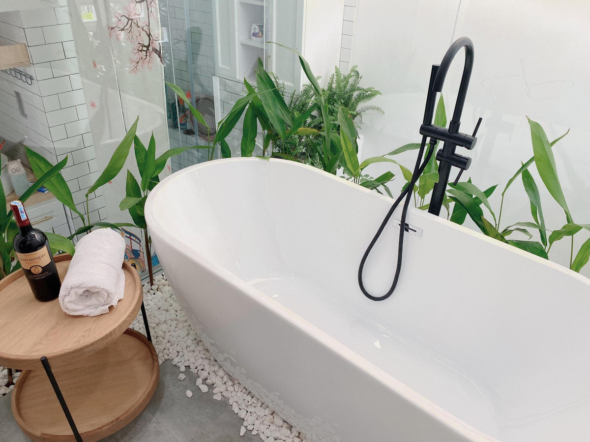 Phòng tắm sang trọng với những mảng màu xanh mướt. Ảnh: T H I A architechture