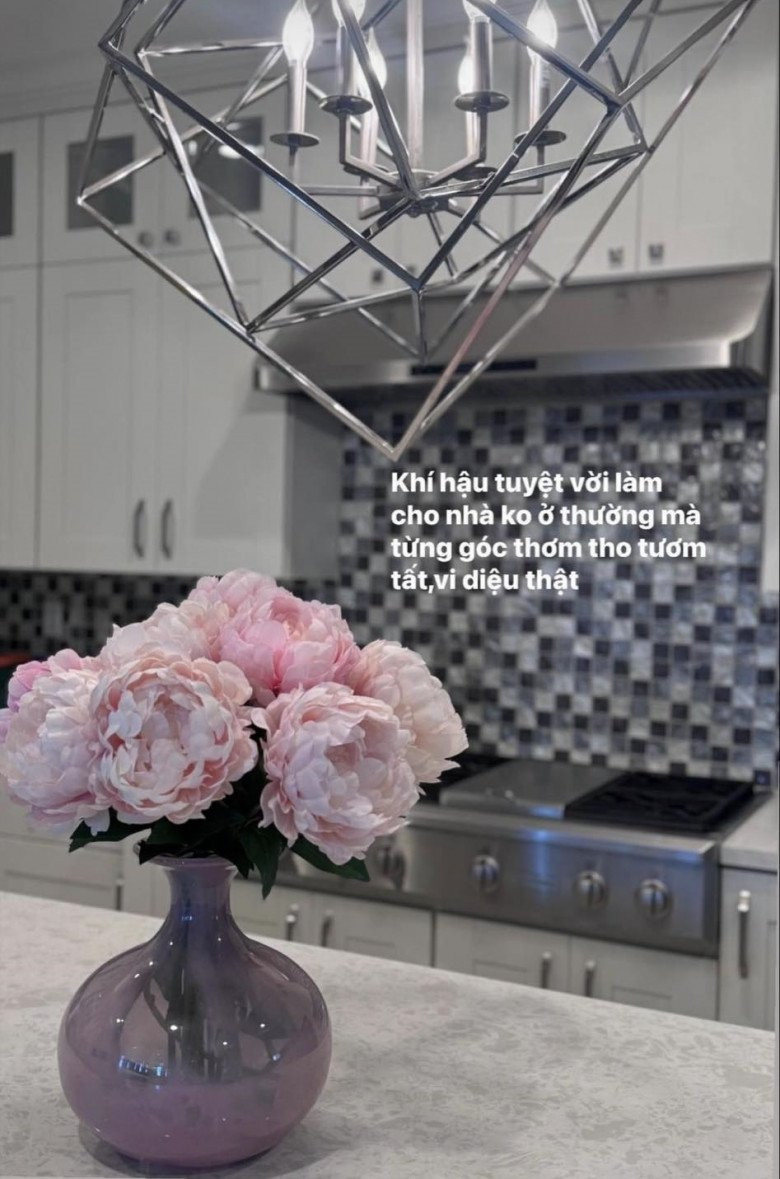 Phòng bếp hài hòa với phòng khách về tông màu, cách trang trí tối giản, hiện đại và sang trọng.