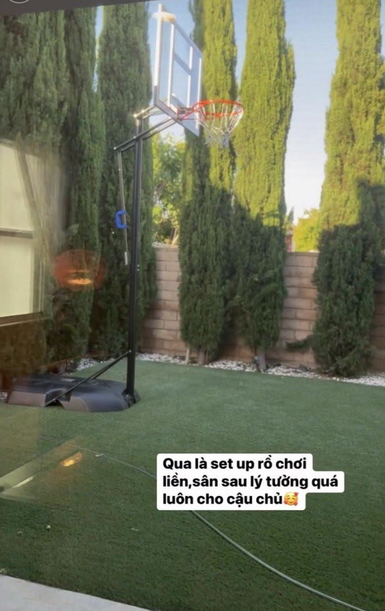 Tại khu vực sân sau, Lệ Quyên thiết kế thêm chỗ chơi bóng rổ cho con trai.