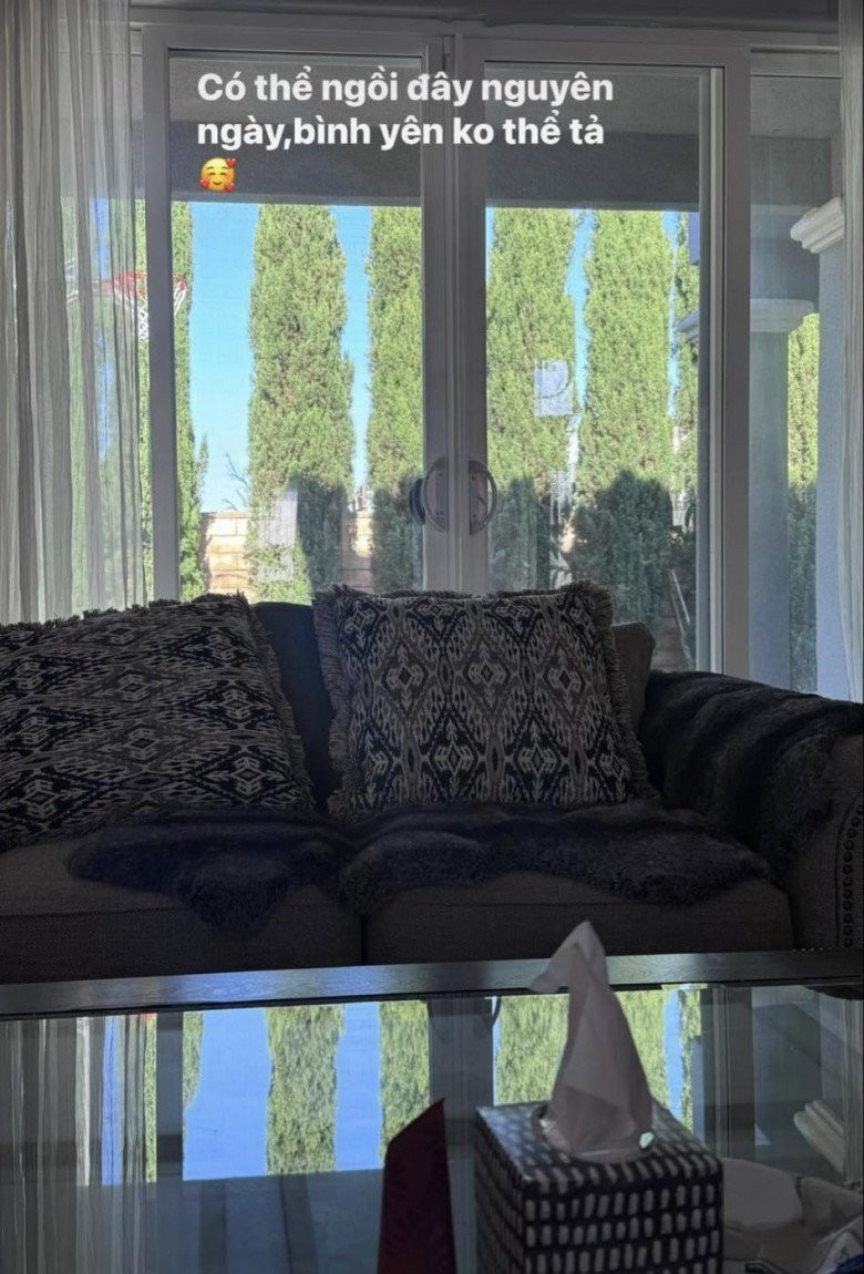 Nữ ca sĩ chia sẻ nhiều góc trong căn biệt thự, từ phòng khách với view thoáng đãng đến khoảng sân xanh mướt.