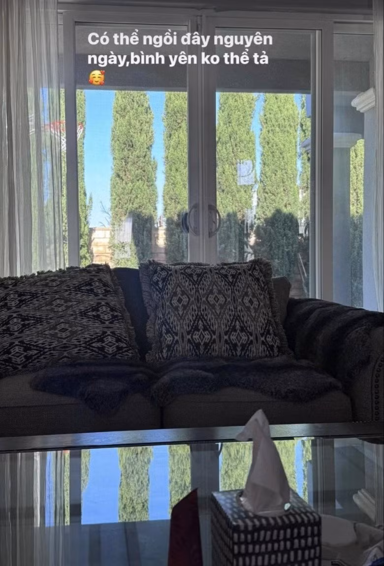 Nữ ca sĩ chia sẻ nhiều góc trong căn biệt thự, từ phòng khách với view thoáng đãng đến khoảng sân xanh mướt.