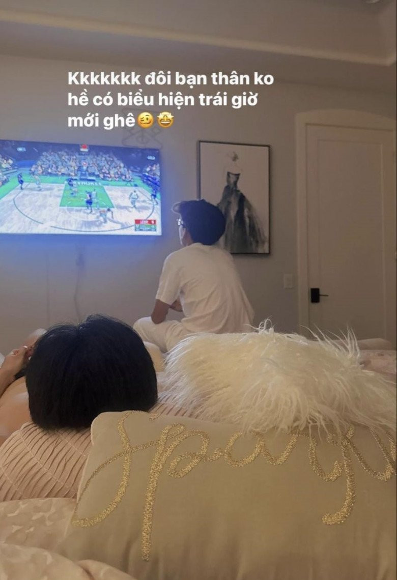 Căn phòng của con trai Lệ Quyên sử dụng gam màu sáng chủ đạo, có trang bị ti vi.