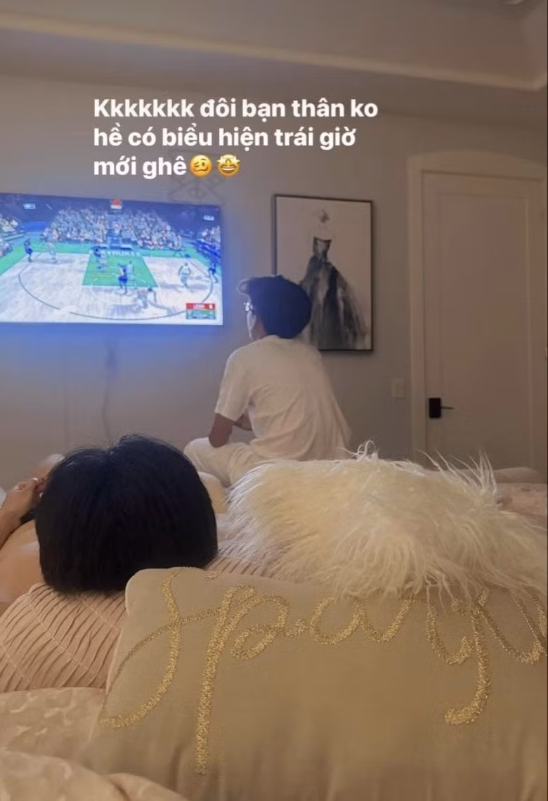 Căn phòng của con trai Lệ Quyên sử dụng gam màu sáng chủ đạo, có trang bị ti vi.