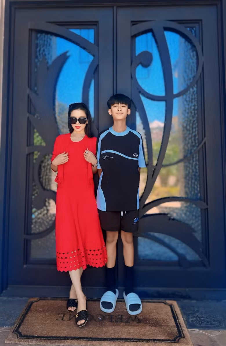 Toan canh biet thu 400m2 cua ca si Le Quyen tai My