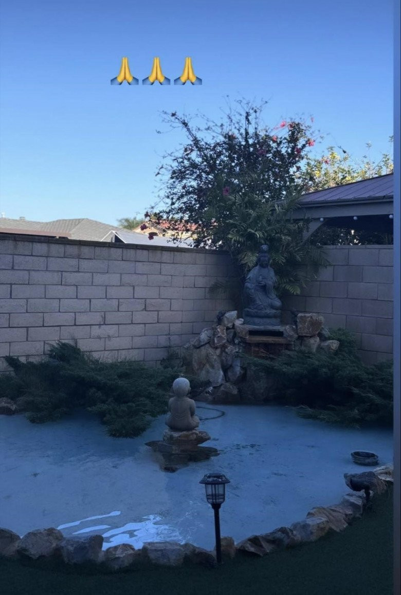 Ở một góc sân khác, nữ ca sĩ bố trí hồ nước, trang trí tiểu cảnh mang đến cảm giác an yên.