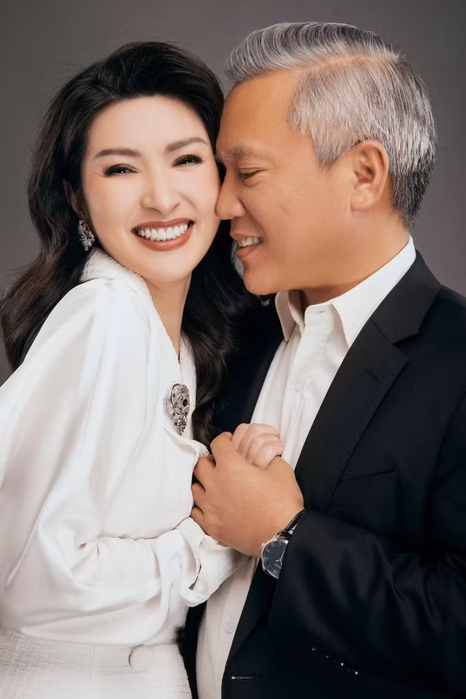 Nguyễn Hồng Nhung được biết đến khi thi Sao Mai điểm hẹn năm 2004. Sau những ồn ào, ca sĩ Nguyễn Hồng Nhung sang Mỹ định cư. Ảnh: FBNV