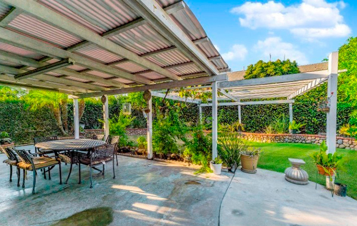 Sân sau rộng rãi được tận dụng làm nơi tổ chức tiệc nướng ngoài trời hoặc thưởng trà. Ảnh: FBNV