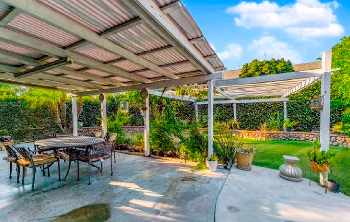 Sân sau rộng rãi được tận dụng làm nơi tổ chức tiệc nướng ngoài trời hoặc thưởng trà. Ảnh: FBNV