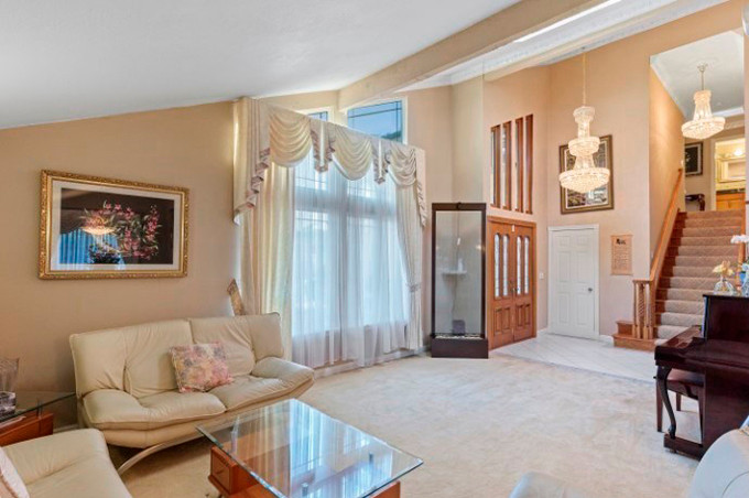 Trần nhà thiết kế vừa ấm áp vừa cảm giác thoáng đãng và sang trọng. Ảnh: FBNV