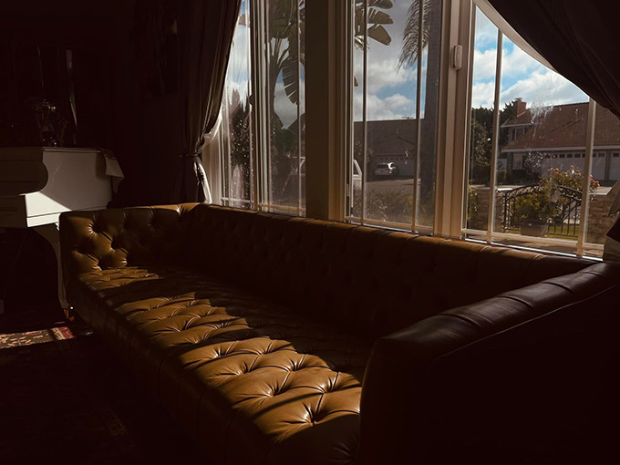 Từ trong nhà có thể ngắm khu phố bình yên qua cửa kính lớn. Ảnh: FBNV