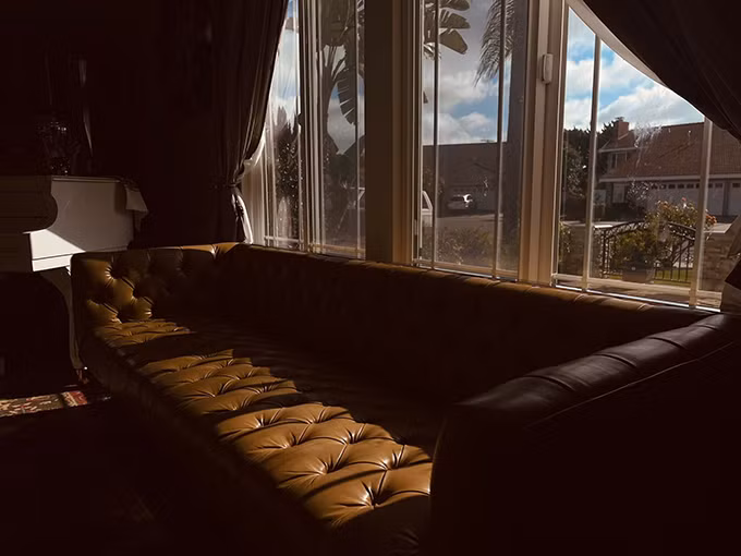 Từ trong nhà có thể ngắm khu phố bình yên qua cửa kính lớn. Ảnh: FBNV