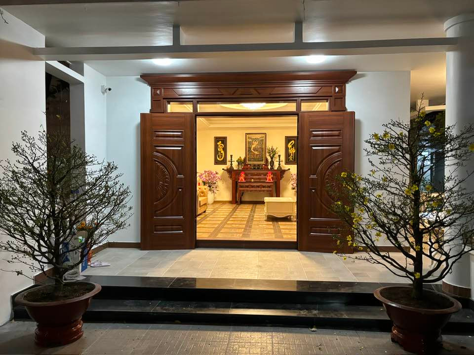 Ngày Tết, Việt Trinh trưng mai vàng lan và nhiều loại hoa khác cho tổ ấm thêm rực rỡ. Nguồn ảnh: FBNV