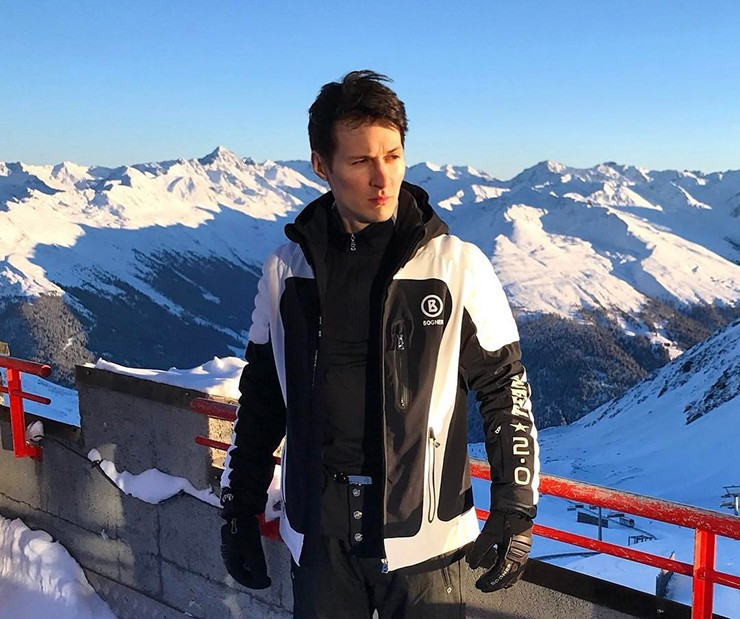 Thường ngày, Pavel Durov không cà phê, không rượu bia hay ăn thịt. Anh thích mặc trang phục màu đen và mới đây anh tiết lộ rằng vẫn dùng điện thoại Samsung giá 180 USD (4,5 triệu đồng). Ảnh: NDTV