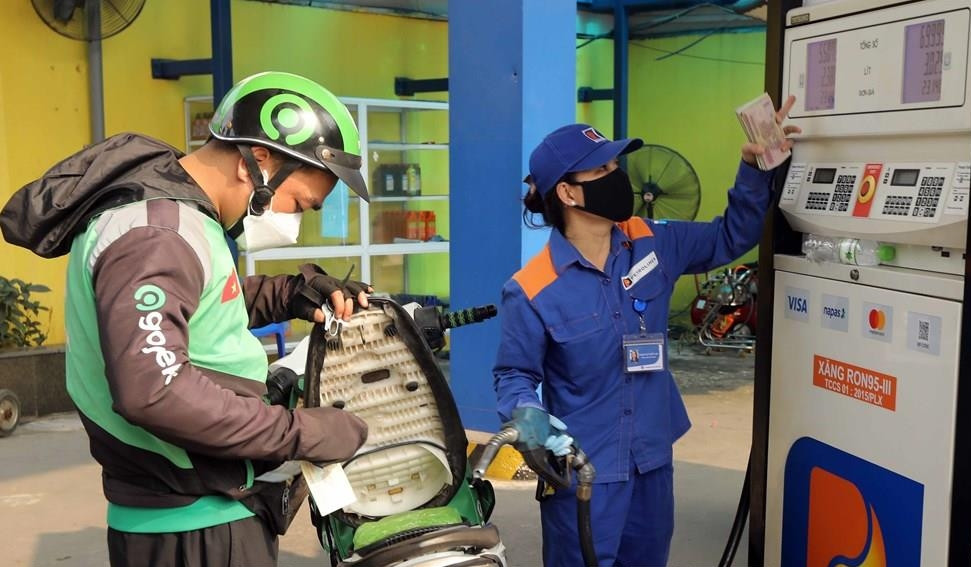 Giá xăng dầu tăng mạnh, RON 95 vượt 20.500 đồng một lít Gia xang dau tang manh, RON 95 vuot 20.500 dong mot lit