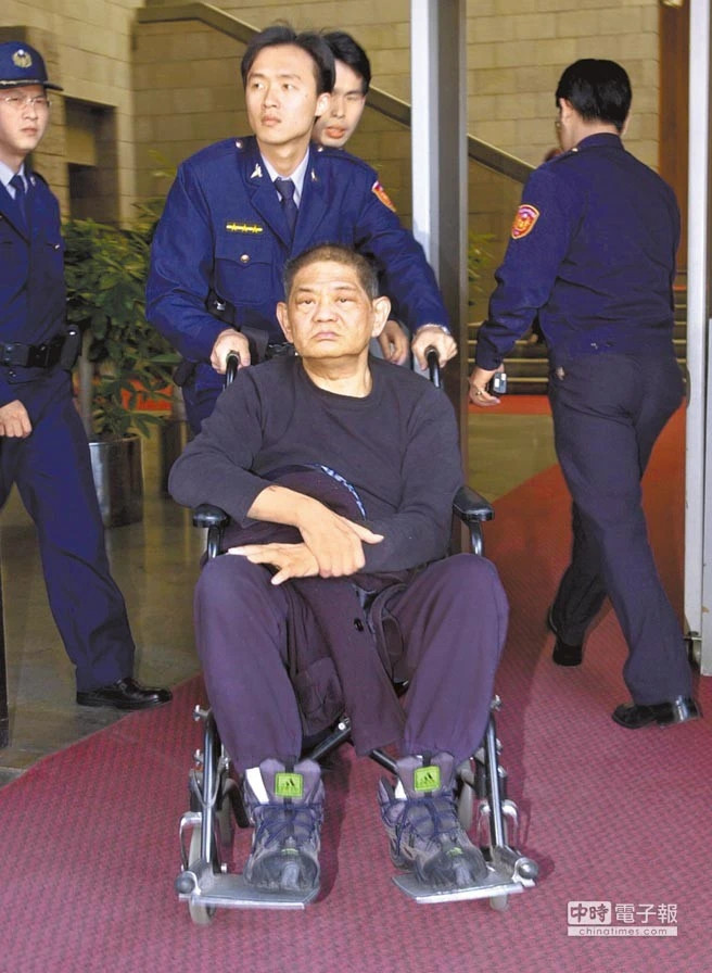 Thế nhưng, cuộc sống "đế vương" của Hoàng Nhiệm Trung không được bao lâu thì cổ phiếu Đài Loan tụt dốc. Hoàng Nhiệm Trung nhiều lần phải ra hầu tòa, thậm chí vì thiếu thuế thu nhập cá nhân nên bị tạm giam ba tháng.