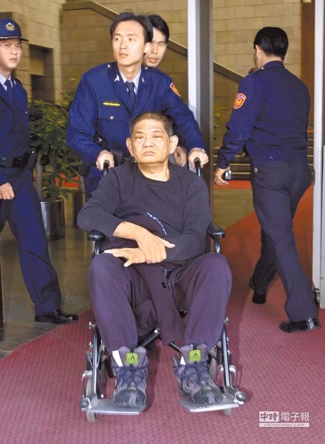 Thế nhưng, cuộc sống "đế vương" của Hoàng Nhiệm Trung không được bao lâu thì cổ phiếu Đài Loan tụt dốc. Hoàng Nhiệm Trung nhiều lần phải ra hầu tòa, thậm chí vì thiếu thuế thu nhập cá nhân nên bị tạm giam ba tháng.