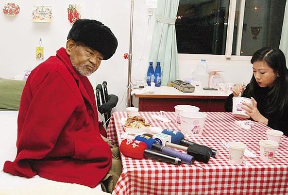 Không những vậy, Hoàng Nhiệm Trung phát hiện mình bị tiểu đường, ngoài ra còn bị bệnh về gan, tim, thận, ông phải bán toàn bộ gia tài để chạy chữa và trả nợ.