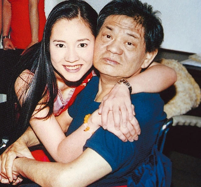 Chính lối sống phong lưu sa đọa của Hoàng Nhiệm Trung đã khiến cả 4 cuộc hôn nhân của ông đều thất bại. Dù bị dư luận chỉ trích, vợ con xa lánh nhưng Hoàng Nhiệm Trung vẫn coi đó là một lạc thú.