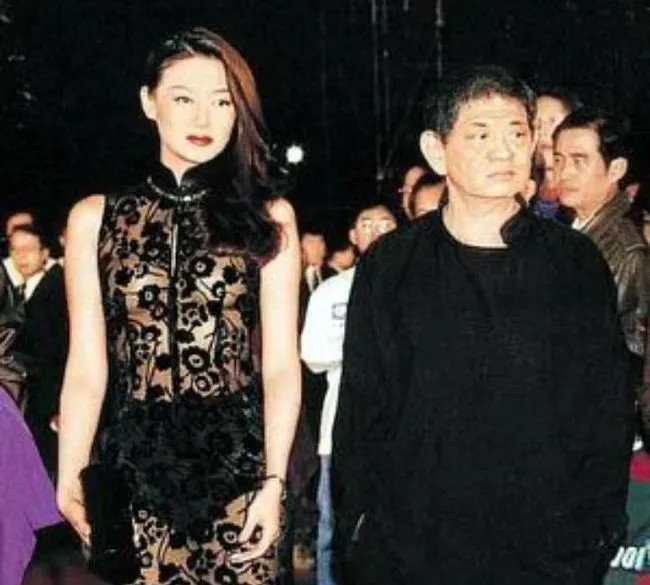 Đáng chú ý, ông còn xây riêng 1 biệt thự xa hoa để được vui đùa cùng các người đẹp, trong nhà luôn có 10 "nàng Kiều" chờ sẵn để đợi phục vụ.