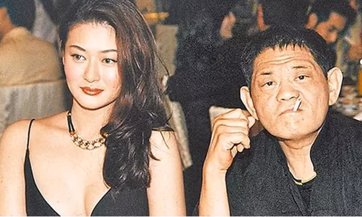 Sau khi trở về Đài Loan xây dựng sự nghiệp, Hoàng Nhiệm Trung nhanh chóng trở thành nhà sáng lập một tập đoàn chuyên về công nghiệp điện tử đứng đầu. Khi chuyển sang lĩnh vực cổ phiếu, đại gia xứ Đài cũng được phong là “ông vua cổ phiếu”.