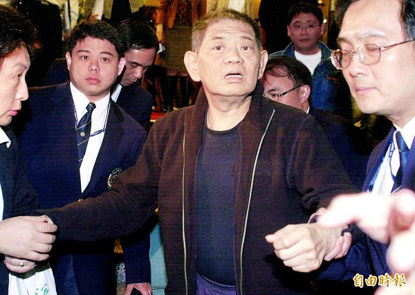 Dù không sở hữu diện mạo điển trai, nhưng tài năng xuất chúng trong nhiều lĩnh vực của Hoàng Nhiệm Trung lại khiến người khác ngưỡng mộ. Thời trẻ, vị đại gia họ Hoàng từng theo học cơ khí tại Đại học Purdue nhưng sau đó bỏ dỡ, và tiếp tục theo học chuyên ngành toán tại Đại học Widener. Ông cũng từng vinh dự nhận được học bổng toàn phần của Đại học New York danh giá.