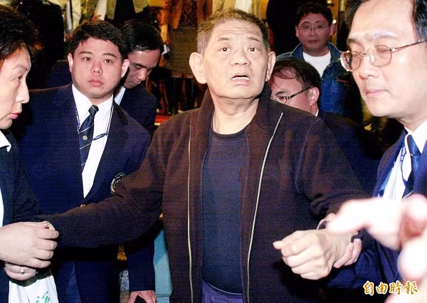 Dù không sở hữu diện mạo điển trai, nhưng tài năng xuất chúng trong nhiều lĩnh vực của Hoàng Nhiệm Trung lại khiến người khác ngưỡng mộ. Thời trẻ, vị đại gia họ Hoàng từng theo học cơ khí tại Đại học Purdue nhưng sau đó bỏ dỡ, và tiếp tục theo học chuyên ngành toán tại Đại học Widener. Ông cũng từng vinh dự nhận được học bổng toàn phần của Đại học New York danh giá.