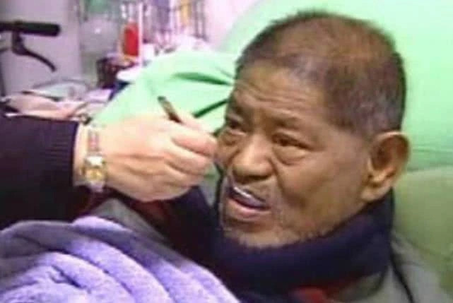 Năm 2004, trong 1 lần điều trị, do dạ dày xuất huyết, Hoàng Nhiệm Trung mất máu quá nhiều, cộng thêm cơ thể suy nhược trầm trọng nên đã qua đời ở tuổi 64. Đám tang của vị đại gia họ Hoàng tổ chức sơ sài, không một bóng hồng nào tới đưa tiễn. Nguồn ảnh: Weibo, Sohu