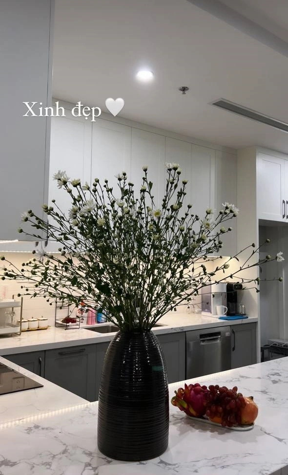 Khu bếp cũng có tone màu trắng xám gọn gàng và ngăn nắp. Nguồn ảnh: FBNV