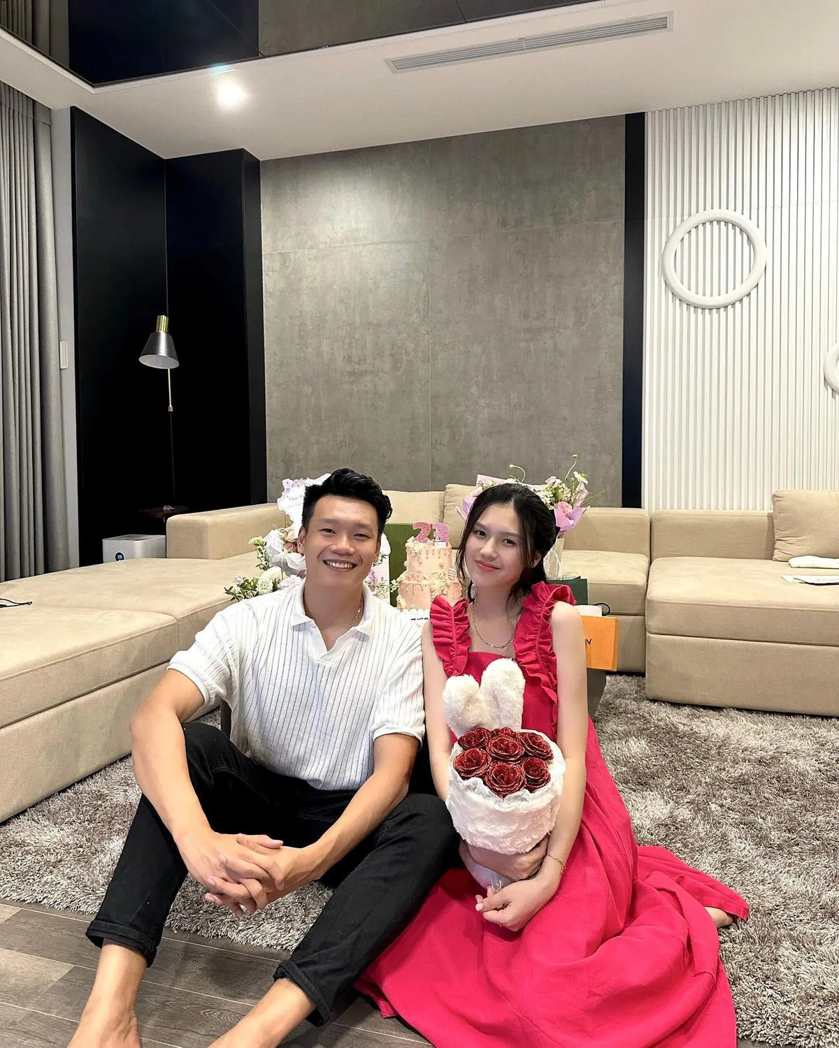 Căn nhà rộng 131m2, có tone màu trắng xám đơn giản và hiện đại.