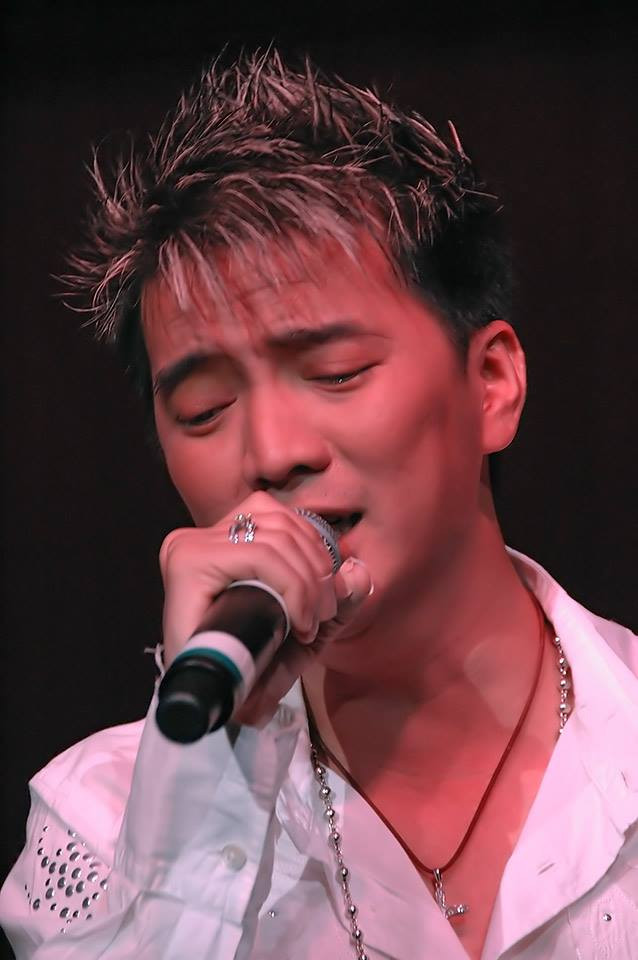 Mới đây, ca sĩ Đàm Vĩnh Hưng cho biết bị kẻ xấu lừa đảo 200 triệu đồng trong tài khoản cá nhân. Theo Mr Đàm, kẻ xấu đã giả danh Công an quận 10 gọi hỗ trợ định danh và yêu cầu nam ca sĩ phải sử dụng điện thoại có hệ điều hành Android mới làm được vì hệ thống Nhà nước đồng bộ như vậy. Ảnh: FB Đàm Vĩnh Hưng