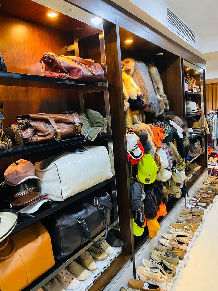 Bên cạnh bất động sản, Đàm Vĩnh Hưng còn nổi tiếng với kho hàng hiệu có giá trị đến vài chục tỷ đồng. Ảnh: Vietnamnet