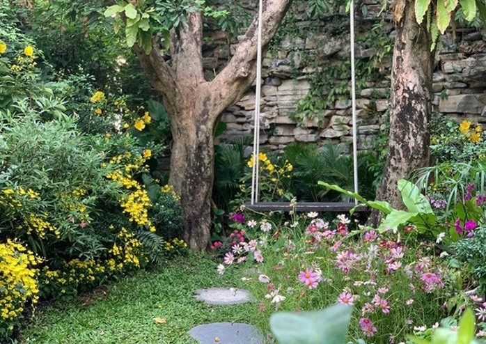 Biệt thự của Đàm Vĩnh Hưng có sân vườn thoáng đãng, với nhiều cây và hoa đẹp mắt. Ảnh: FBNV