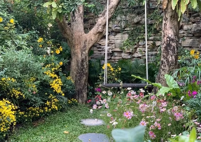 Biệt thự của Đàm Vĩnh Hưng có sân vườn thoáng đãng, với nhiều cây và hoa đẹp mắt. Ảnh: FBNV