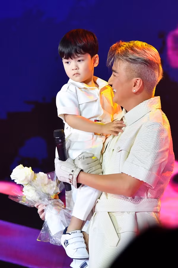 Mr Đàm từng tiết lộ khả năng kinh tế đủ để ngồi không vẫn nuôi được con tới 20 tuổi. Dù vậy, anh khẳng định vẫn tiếp tục làm việc. Ảnh: Người lao động