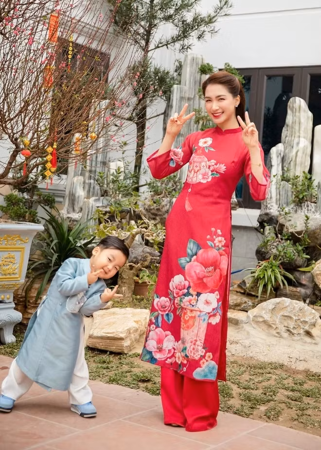 Biệt thự Hòa Minzy tặng bố mẹ có sân vườn rộng rãi với nhiều tiểu cảnh, cây xanh. Ảnh: FBNV