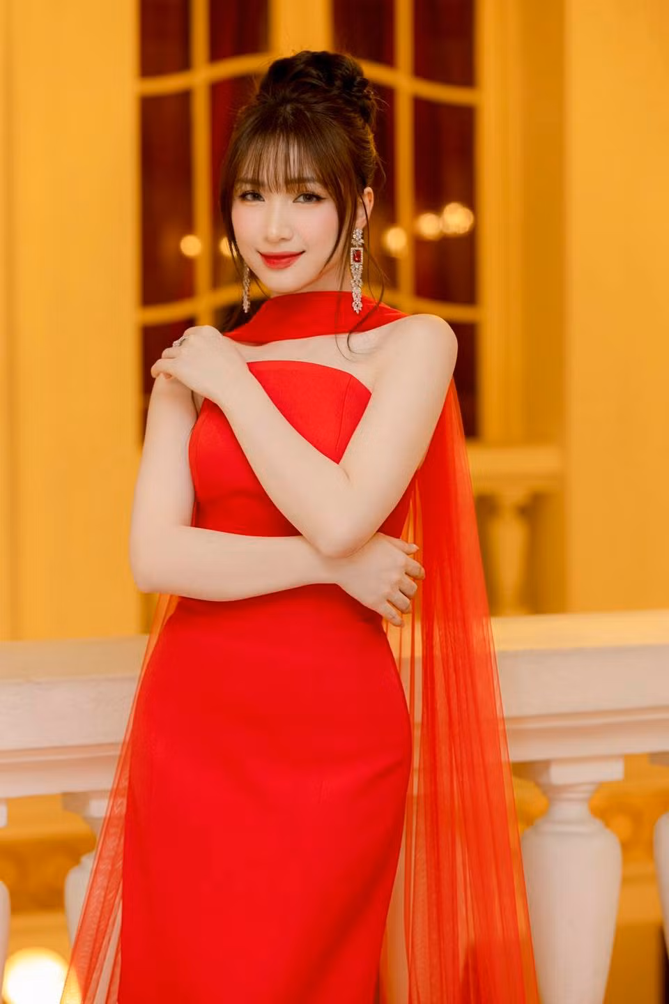 Sinh năm 1995 tại Bắc Ninh, Hòa Minzy là Quán quân của chương trình Học viện Ngôi sao năm 2014 và được biết đến với những bản hit đình đám. Ảnh: FBNV