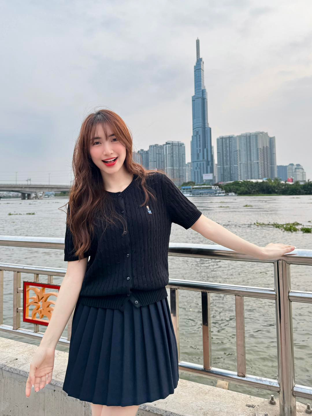 Là mẹ đơn thân, Hòa Minzy vẫn ngày ngày phát triển bản thân ở lĩnh vực âm nhạc, đồng thời tạo nên nguồn thu nhập khủng từ công việc kinh doanh. Nhờ đó, nữ ca sĩ sở hữu khối tài sản đáng nể. Ảnh: FBNV