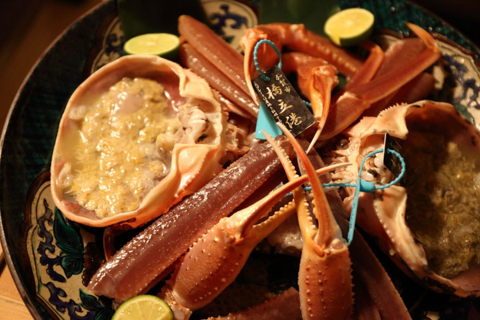 Cua tuyết được yêu thích bởi thịt ngọt và giàu hương vị. Phần bụng của cua gái chứa nhiều trứng và gạch với hương vị đậm đà khó quên. Ảnh: Japan times