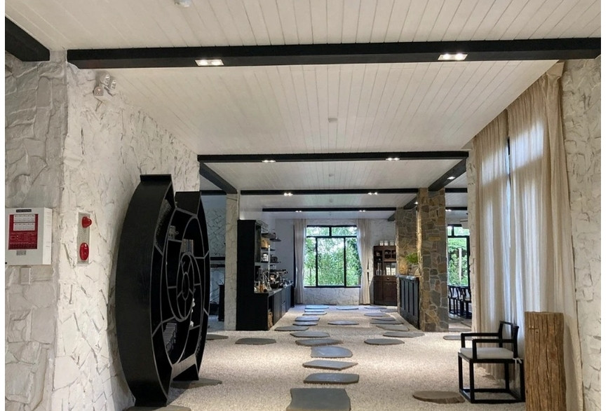 Nội thất trong nhà mộc mạc, được làm từ đá, gốm, mây, tre...Ảnh: Dân trí