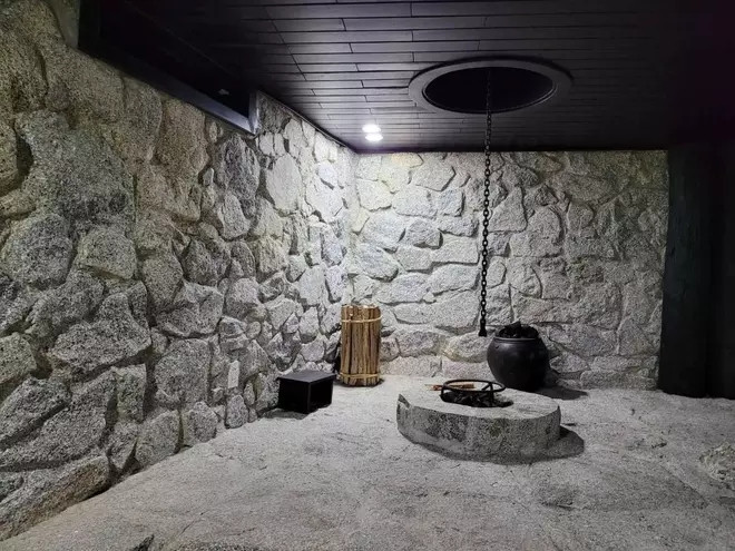 Một góc trong nhà là bếp củi thô sơ. Ảnh: Vietnamnet