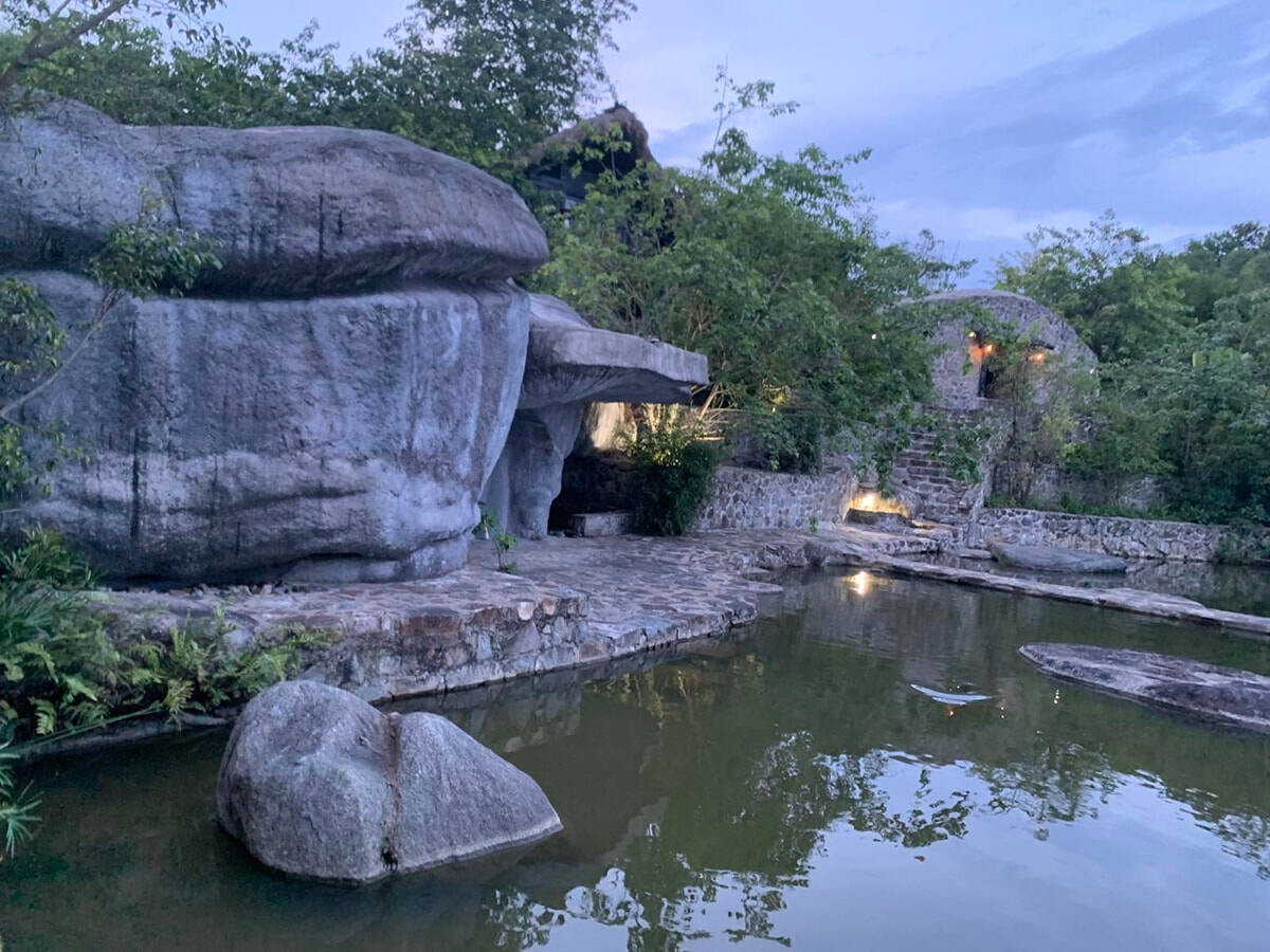 Hang đá nơi doanh nhân Đặng Lê Nguyên Vũ ở nằm trong một khu vực có khung cảnh tĩnh mịch. Ảnh: Happynest