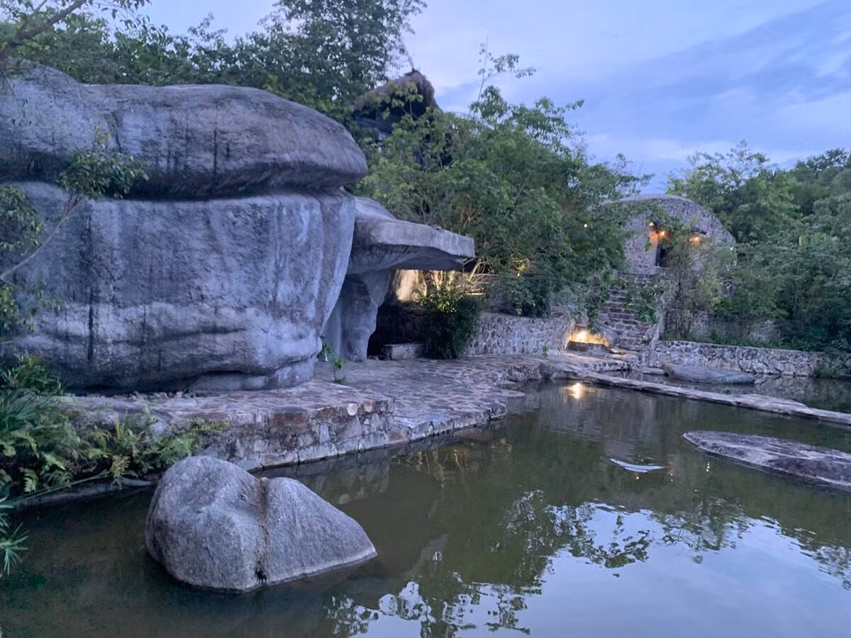 Hang đá nơi doanh nhân Đặng Lê Nguyên Vũ ở nằm trong một khu vực có khung cảnh tĩnh mịch. Ảnh: Happynest