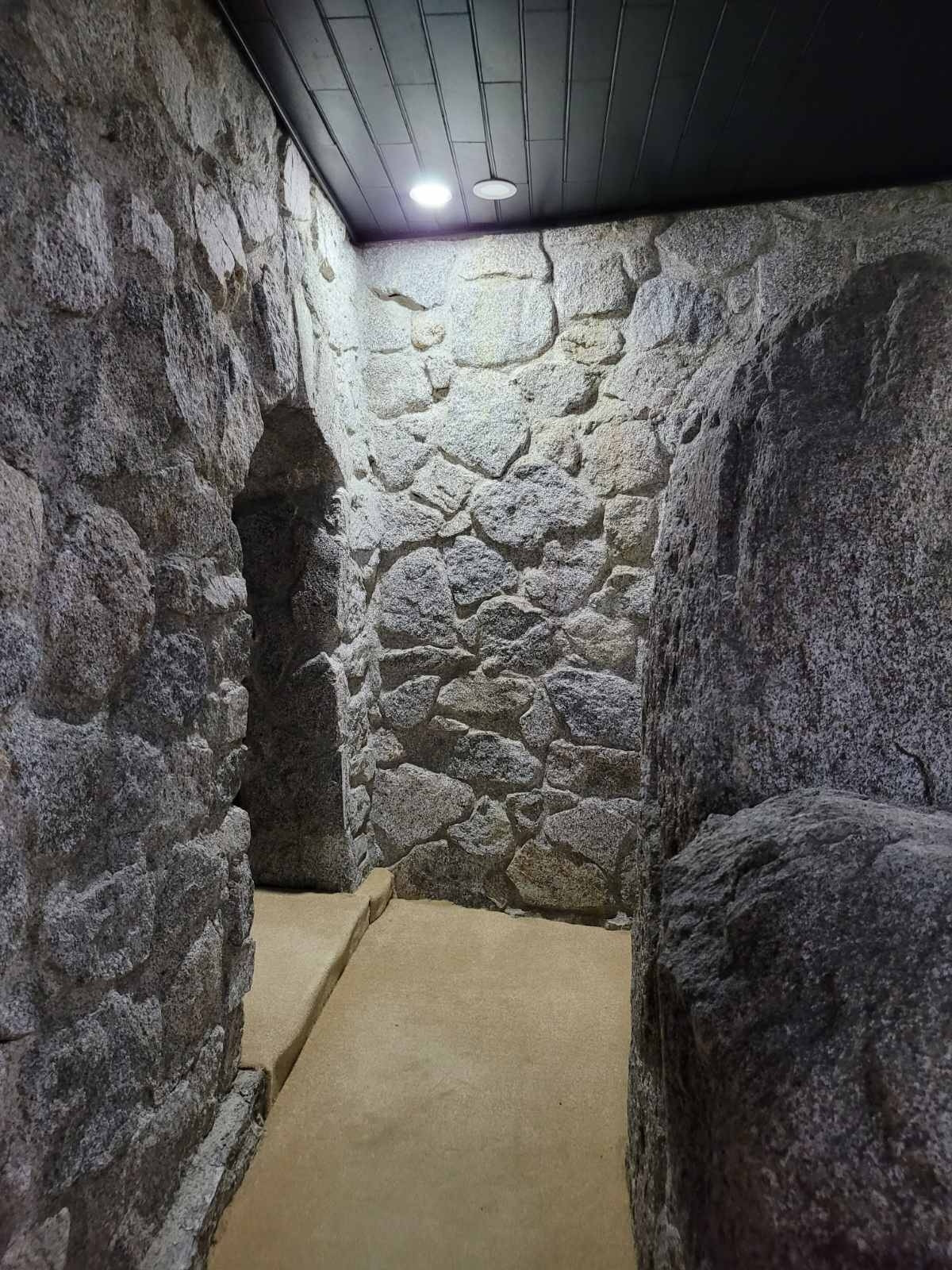 Nơi ở của ông Đặng Lê Nguyên Vũ tách biệt hẳn với thế giới bên ngoài. Ảnh: Happynest