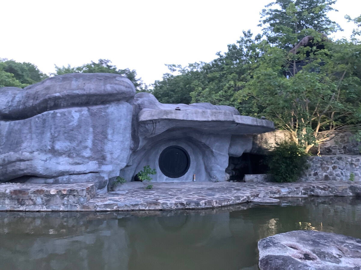 Hang đá được phục dựng từ một cái hang tự nhiên âm vào lòng đồi. Ảnh: Happynest